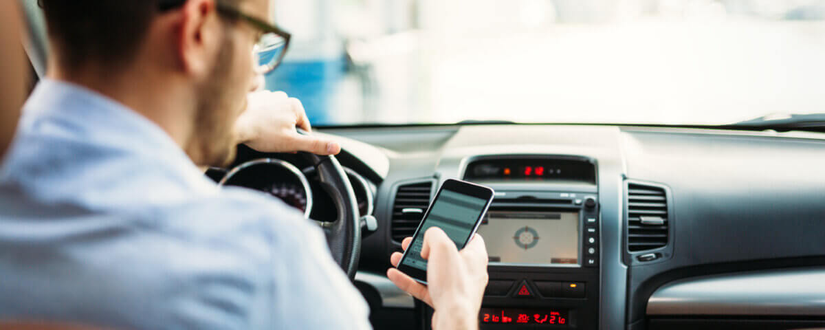 California Law on Cell Phone Use While Stopped at Traffic Lights
